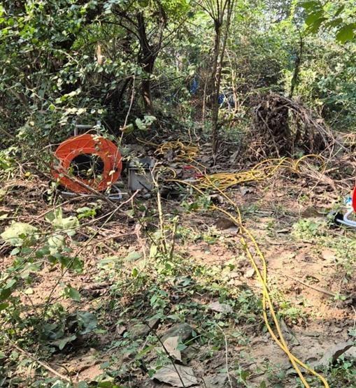 Cable reel and electrode line in dense undergrowth